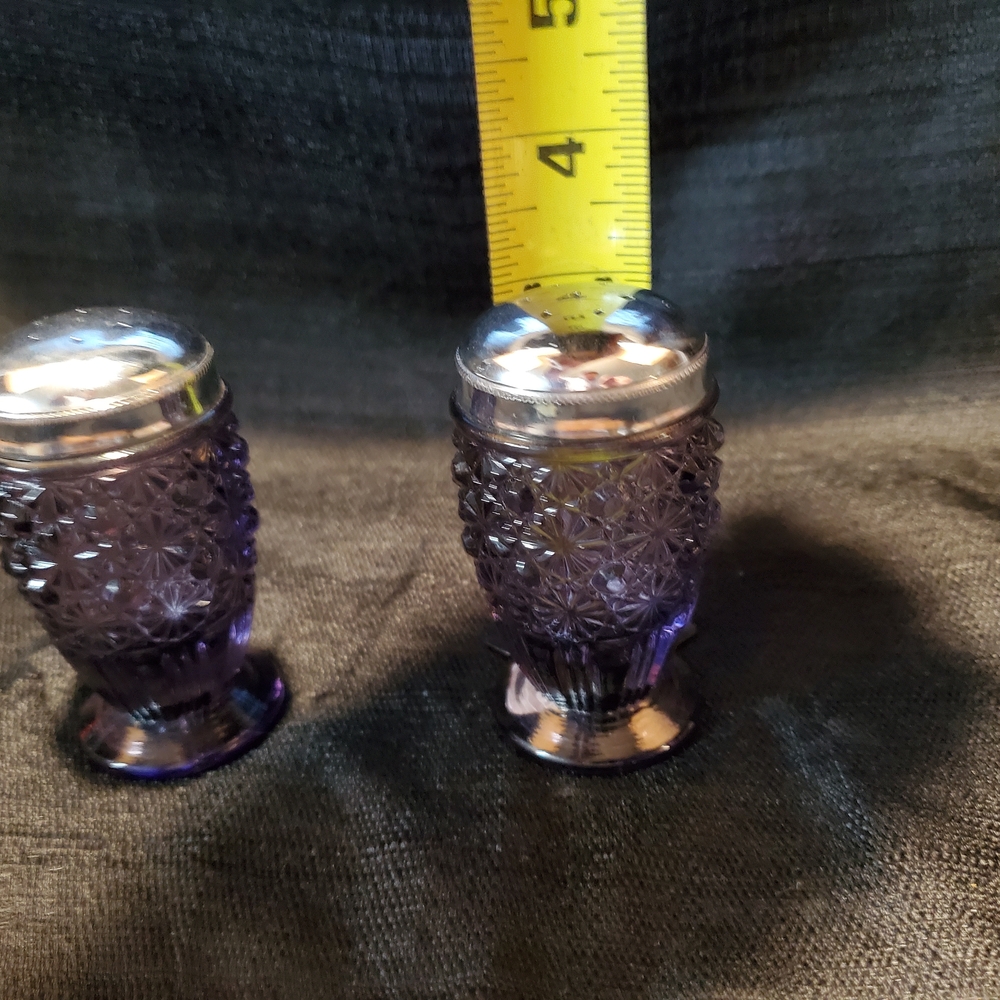 Fenton "Daisy and Button" amethyst carnival glass salt and pepper shakers - Picture 8 of 8